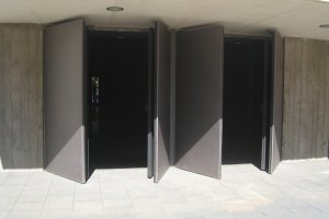 Puertas acústicas en espacio polivalente